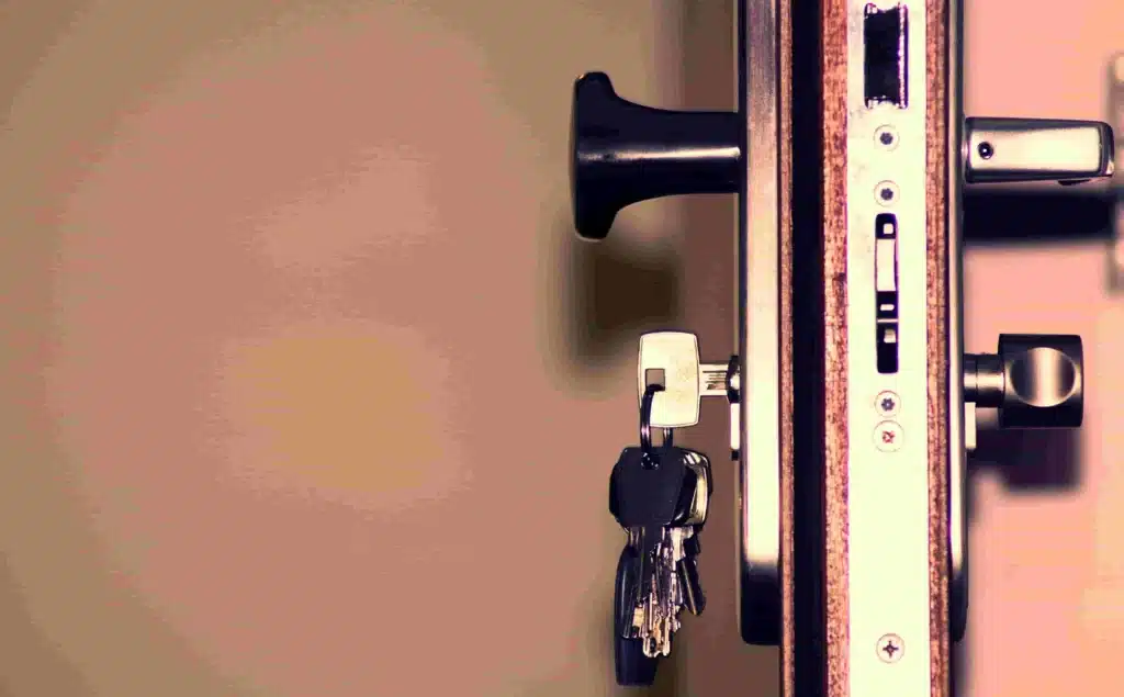 how to open a locked door without a key by using lock picks